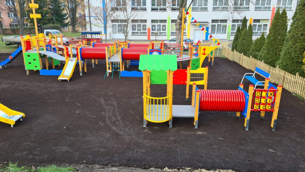 Elementy małej architektury - ławki i kosze przy placu zabaw
