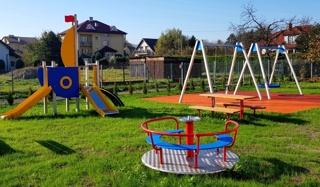 Huśtawka typu gniazdo na bezpiecznej nawierzchni syntetycznej