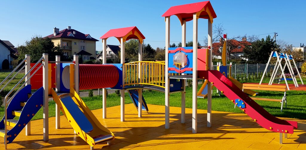 Realizacja placu zabaw w Wieliczce z dużym zestawem tematycznym