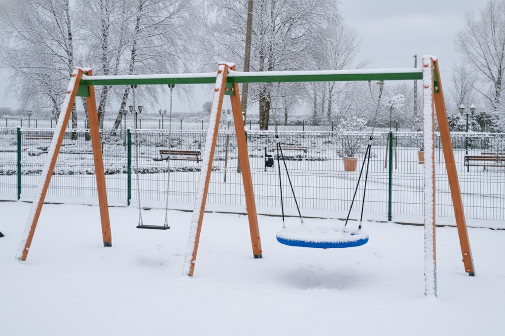 Huśtawki wahadłowe zimą – jak dbać o łożyska, siedziska i łańcuchy, by służyły na lata?