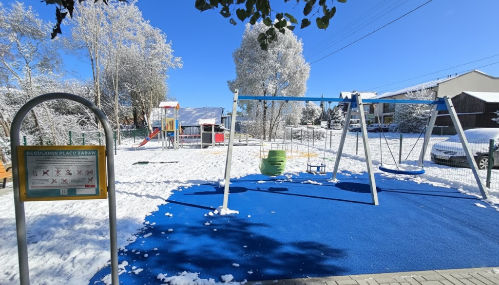 Plac zabaw Kora Play zimą pokryty grubą warstwą śniegu